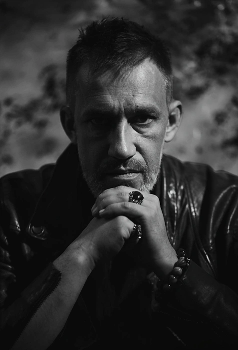 Несмотря на суровую внешность, Левин обычно не отказывает людям в общении | Источник: Максим Левин / Vk.com