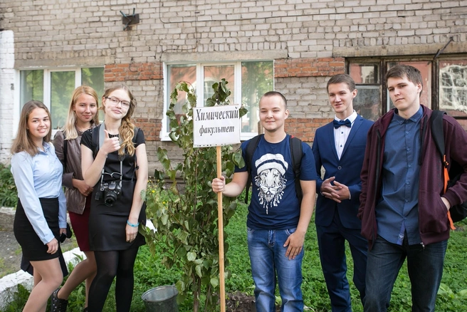 Первокурсники химфака высадили деревья