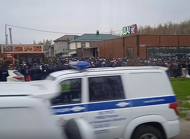 На въезде в Рязань засняли сотни молящихся мусульман | ya62.ru