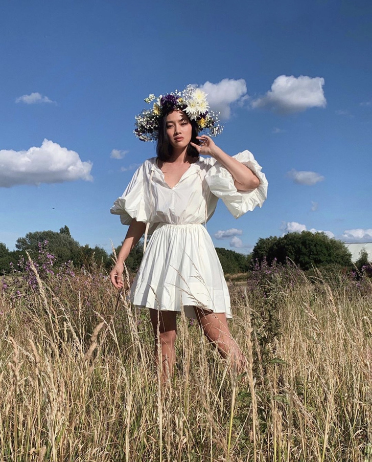 Хлопковое платье-рубашка и чарующий венок из полевых цветов: магический образ Тиффани Хсу для летнего солнцестояния