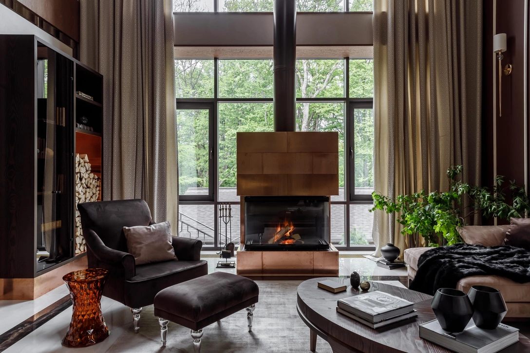 Современный дом с камином и видом на лес | Источник: Михаил Чекалов. стиль: Екатерина Старикова
