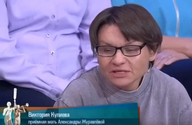 Виктория сказала, что 13-летняя Саша теперь ее дочка | Источник: программа «Мужское и женское»