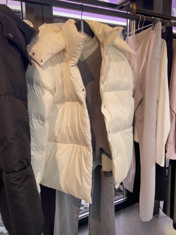 Базовая куртка с капюшоном в молочном оттенке — 22 500 рублей (в наличии также черная и голубая) | Источник: Алена Золотухина / NGS.RU