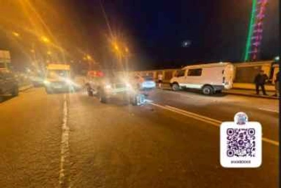 Подросток на питбайке врезался в припаркованное авто в Тымовском районе