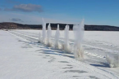 Спасатели Югры провели взрывные работы на льду Оби