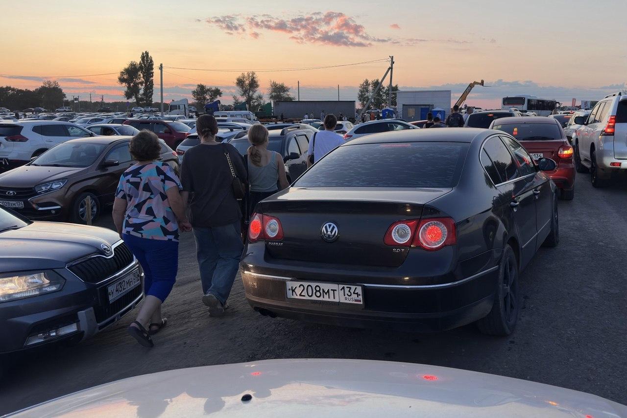 В Волгограде люди устроили давку и драку в автобусе после фестиваля «День поля — 2025»