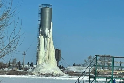 В Крутинке обледеневшая водонапорная башня может рухнуть