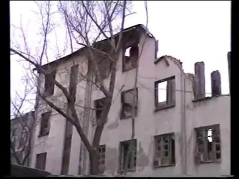 —&nbsp;От здания-то осталось две стены с оконными проемами. Крыша, межэтажные перегородки&nbsp;— все прогорело и рухнуло | Источник: архивная съемка