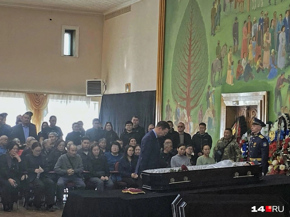 Айсен Николаев склонил голову перед Героем | Источник: Надежда Ефимова / 14.RU