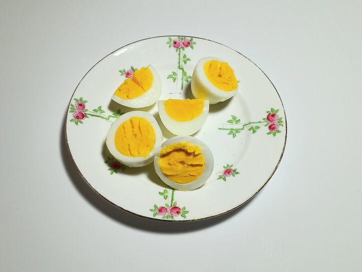 Проще некуда: лучший способ почистить яйца, который вы должны знать
