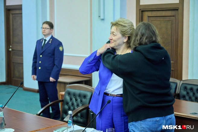 Покупательница квартиры Ларисы Долиной Полина Лурье обнимает своего адвоката Светлану Свириденко на оглашении вердикта в Верховном суде России. Полине Лурье вернули купленную ей недвижимость, которую певица Долина не хотела отдавать | Источник: Dmitry Tolstosheev