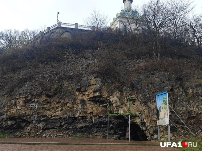 В церкви вы можете заказать молитву и службу, а внизу, под храмом&nbsp;— священная пещера. В ней можно набрать воду, если источник выйдет наружу. В этом году святая вода не пришла | Источник: Марина Каримова / UFA1.RU