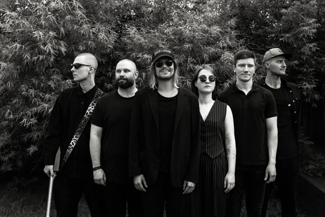 В группе сейчас шесть активных участников. Гитаристы время от времени сменяют друг друга | Источник: Мария Кюри / vk.com