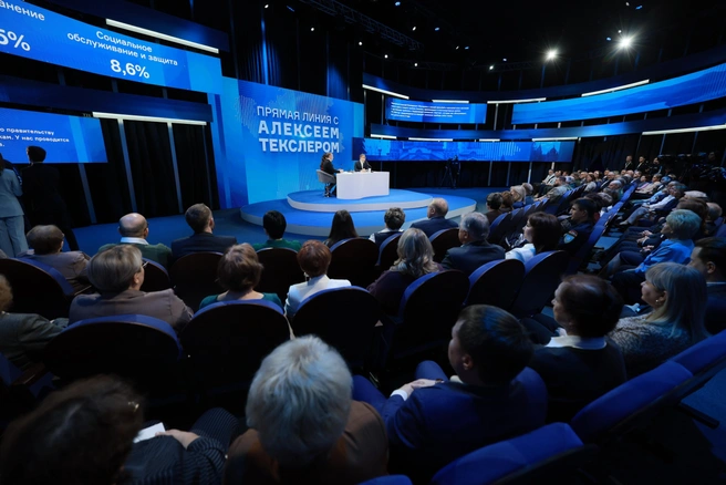 Все вопросы, поступившие на прямую линию, находятся под личным контролем Алексея Текслера | Источник: пресс-служба правительства Челябинской области 