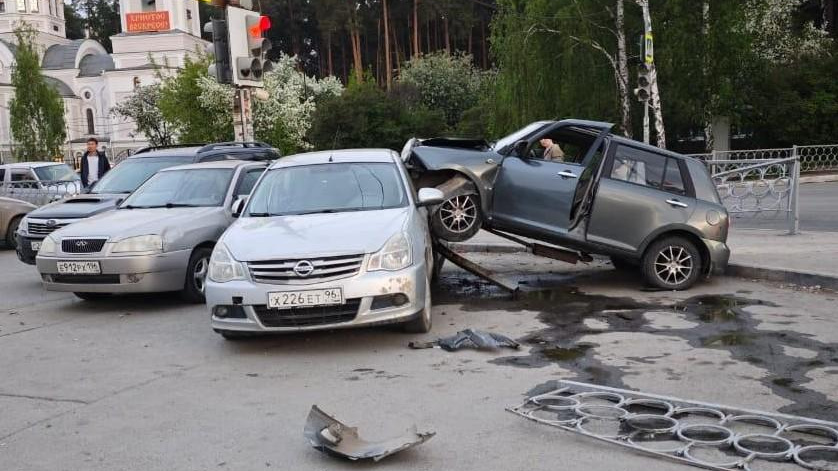 В Екатеринбурге водитель на полной скорости протаранил забор и три авто. Аварию сняла камера