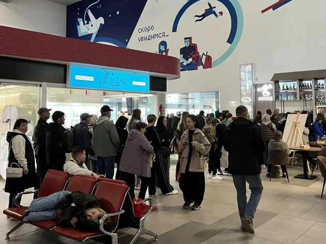 Из-за ограничений полетов в аэропорту Челябинска застряли сотни пассажиров | Источник: читатель 74.RU