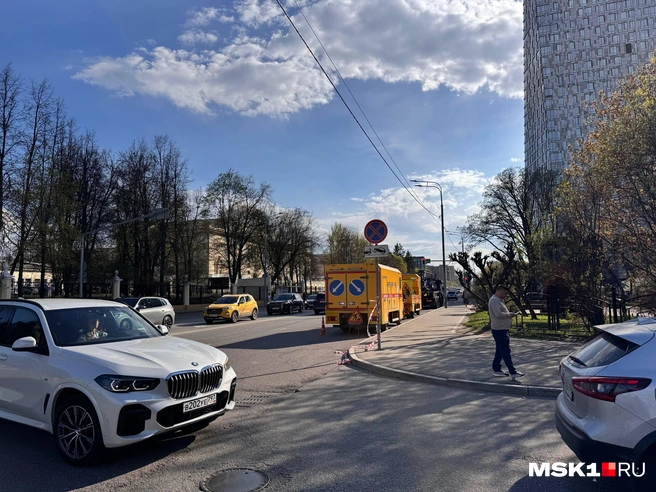 Что происходит возле дома, где сбили БПЛА | Источник: Дмитрий Толстошеев / MSK1.RU