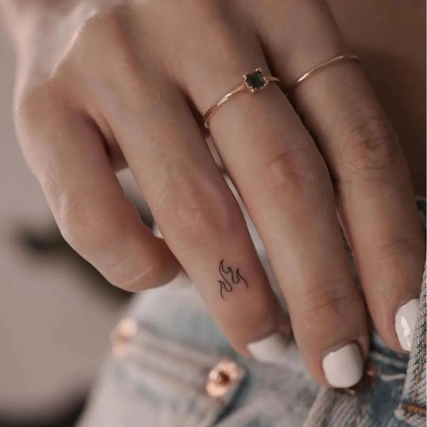 Мило и стильно: минималистичные татуировки на пальцы рук