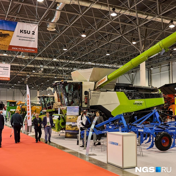 Для тех кто, мало связан с полеводством, такие машины выглядят немного пугающими | Источник: Александр Ощепков / NGS.RU