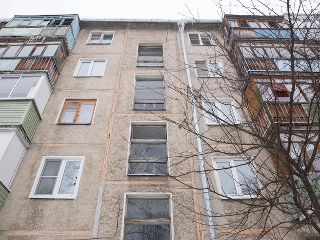 Иллюстрация к сообщению о падении ребенка из окна жилого дома в Ярославле. | Источник: Александра Мамонтова / 76.RU