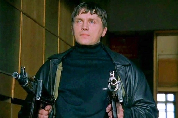 Александр Высоковский в роли Макса в сериале «Бригада», 2002 | Источник: кадр из фильма