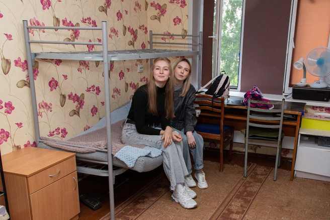 Студенты развлекаются в комнате общежития Студенты развлекаются в комнате общежития
