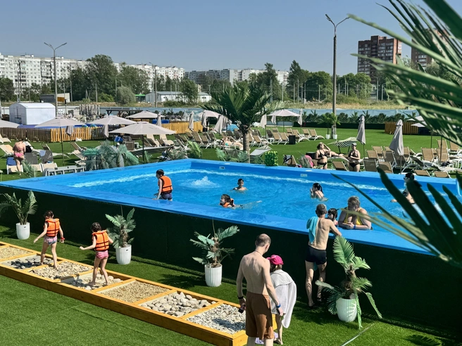 В комплексе можно поплавать в открытом бассейне, покататься с водных горок или просто отдохнуть на шезлонге | Источник: Termoland