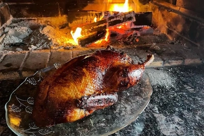 Медовая утка с черносливом и яблоками для новогоднего стола