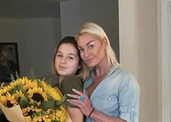 Дочь Волочковой представила жениха на дне рождения мамы: Ариадна тайком обнималась с бородатым мужчиной старше ее