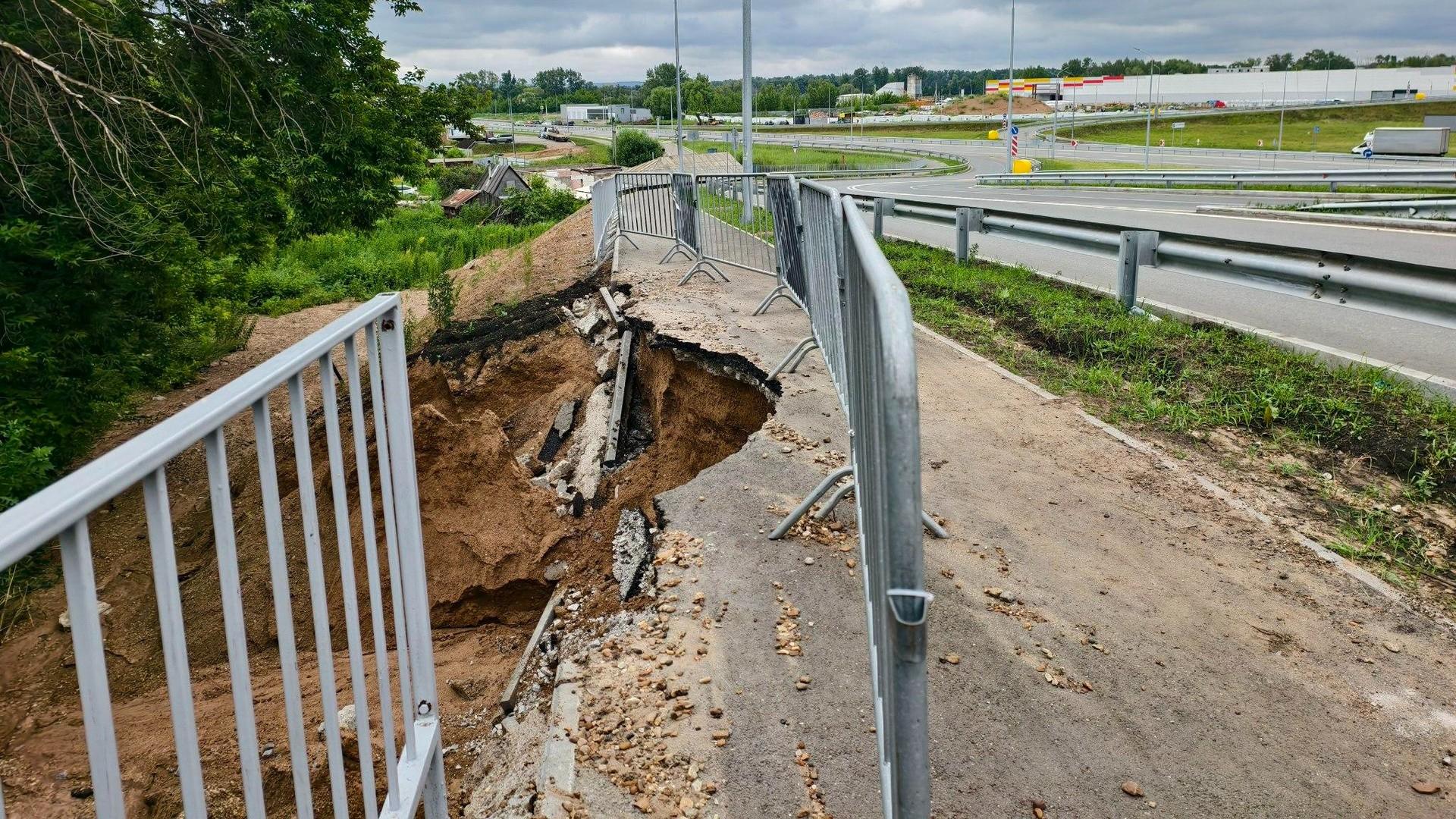 На Южных воротах Уфы обваливается грунт — фото