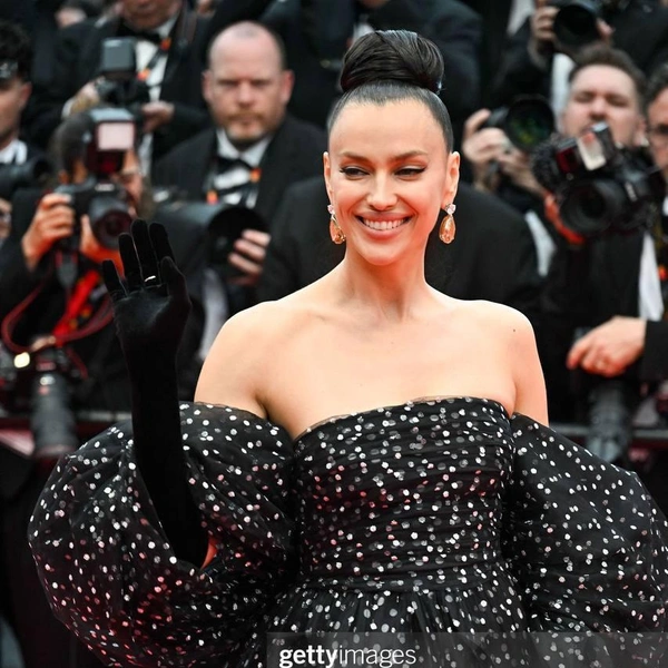 Она появилась в черном платье в горошек от бренда Armani Prive | Источник: Getty Images / Deadline