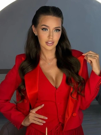 Тогда женщина сталась публиковать меньше фото с декольте | Источник: kostenko.94 / Instagram (экстремистская организация, деятельность запрещена на территории РФ)