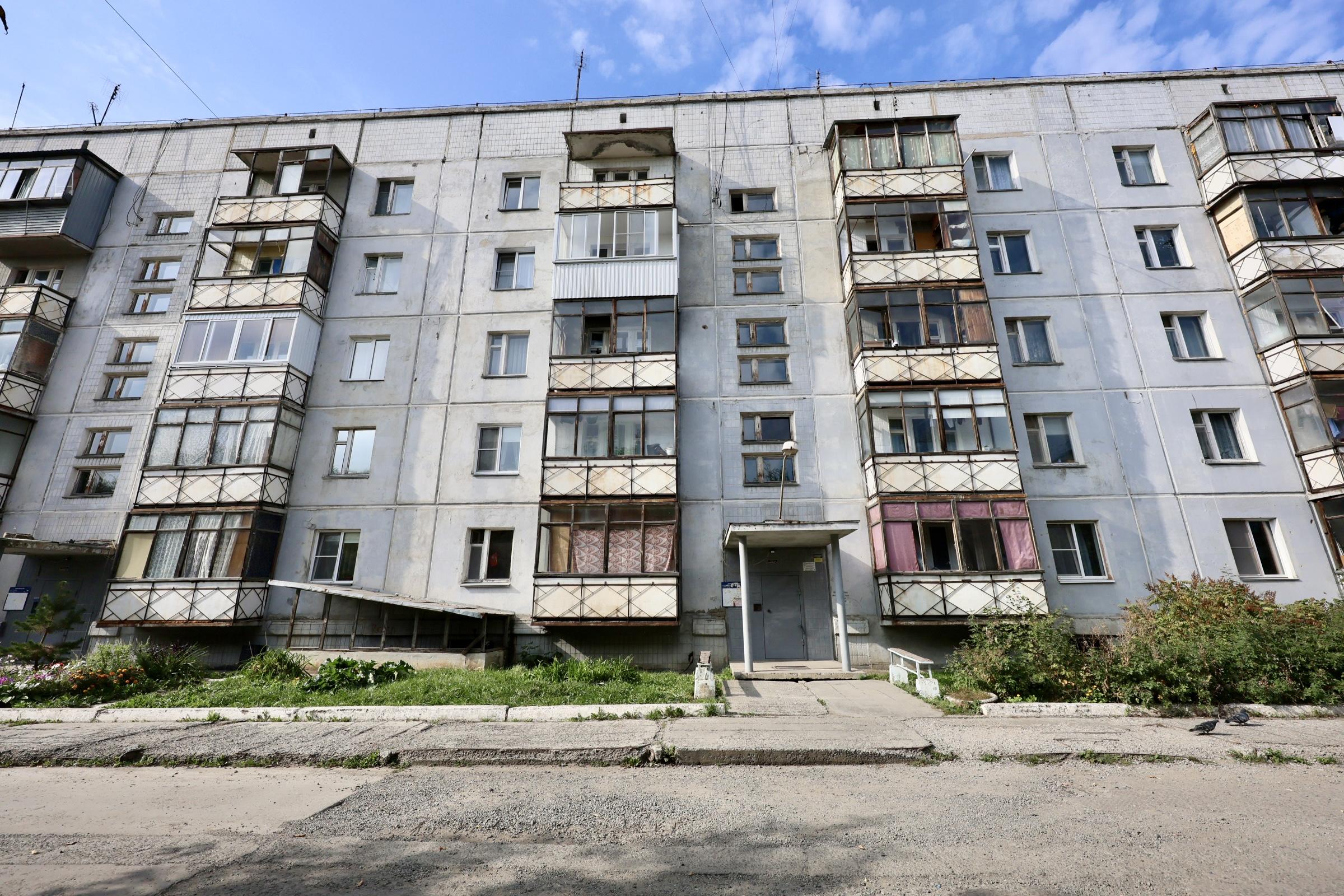 «Боимся, что отопление не включат»: почему дом Минобороны в Челябинске на полгода остался без горяч…