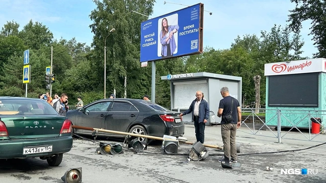 Водитель чёрного авто снёс светофор | Источник: Татьяна Старостенкова / NGS.RU