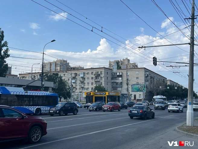 Пробки на перекрестке нет — водители разъезжаются согласно ПДД и здравому смыслу | Источник: читатели V1.RU