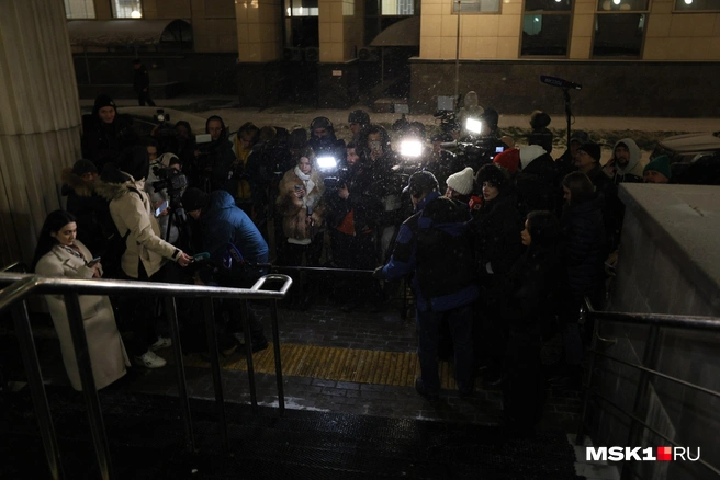 Журналисты в ожидании адвокатов | Источник: Артем Устюжанин / MSK1.RU