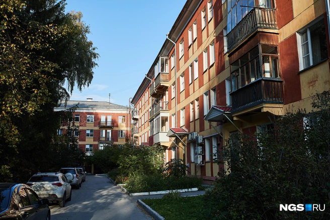 По информации УК, отопление и горячая вода появились только 1 октября | Источник: Александр Ощепков / NGS.RU