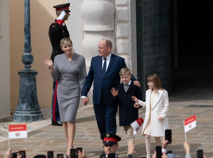 Наконец-то, улыбается: князь Монако Альбер II и княгиня Шарлен на праздновании дня рождения монарха