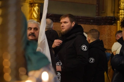 Братский молебен в Подмосковье с нашивками и флагами