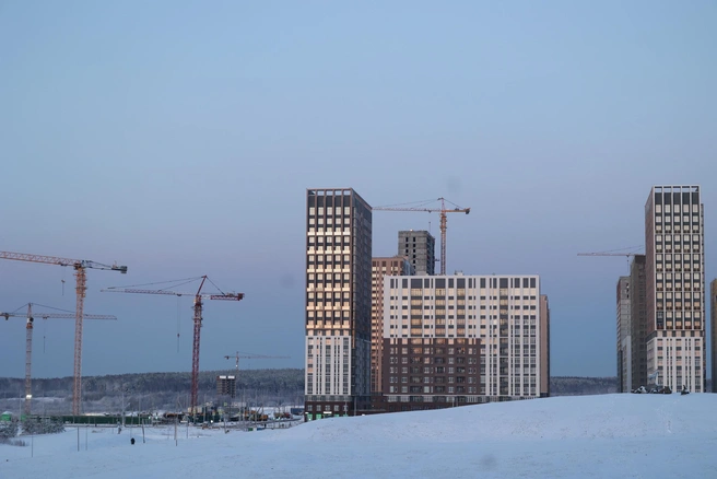 Екатеринбург засыпало мощным апрельским снегопадом | Источник: Владислав Лоншаков / E1.RU
