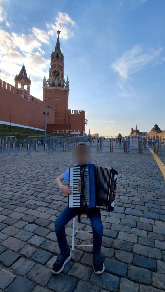 Мальчик играет в разных локациях Москвы | Источник: соцсети ребенка