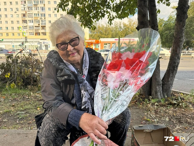 Раньше пенсионерка работала учителем. На пенсии она стала торговать. Говорит, что ей нравится общаться с людьми  | Источник: Анастасия Малышкина / 72.RU 