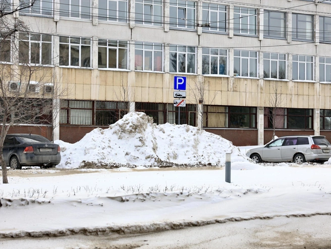 Сугробы расположены по обеим сторонам проспекта. | Источник: Михаил Шилкин 