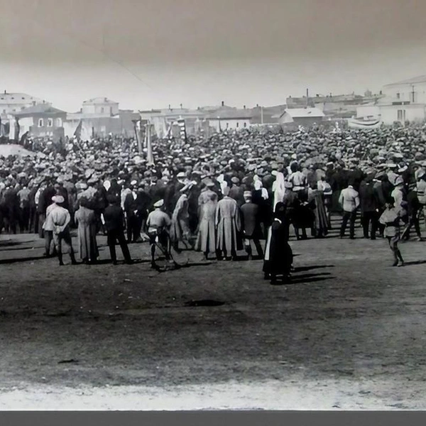 Всё тот же 1918 год. Как написано на оборотной стороне фотографии, люди собрались в поле между городом и вокзалом железной дороги | Источник: С. П. Иванов / Pastvu.com