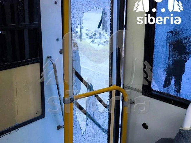 Водитель разбил стекло у пассажирской двери автобуса во время инцидента | Источник: Mash Siberia / T.me