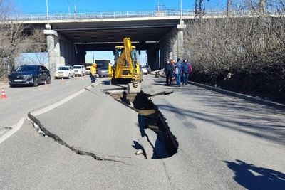 На Семафорной в Красноярске провалился асфальт — яма на несколько машин