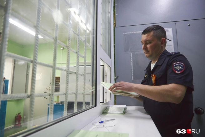Утро инспектора начинается здесь — нужно расписаться в нескольких служебных тетрадях | Источник: Роман Данилкин / 63.RU
