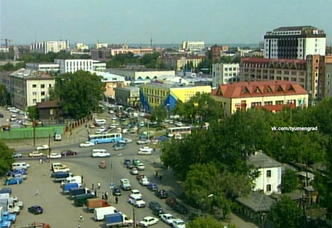 Перекресток Герцена, Малыгина и Мориса Тореза. Все деревья безжалостно вырубили. Слева, на месте уличного рынка, появится позже ТРЦ «Галерея Вояж» | Источник: Тюмень до нашей эры / Vk.ru