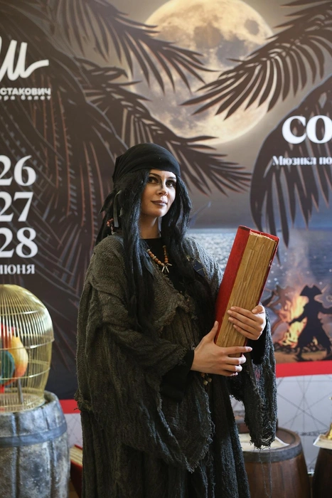 Помогала участникам вот такая строгая пиратка | Источник: Анна Рубакова / Самарский театр оперы и балета