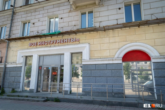 Даже год назад вывески здесь были больше и ярче, теперь оформление выглядит симпатичнее | Источник: Владислав Лоншаков / E1.RU